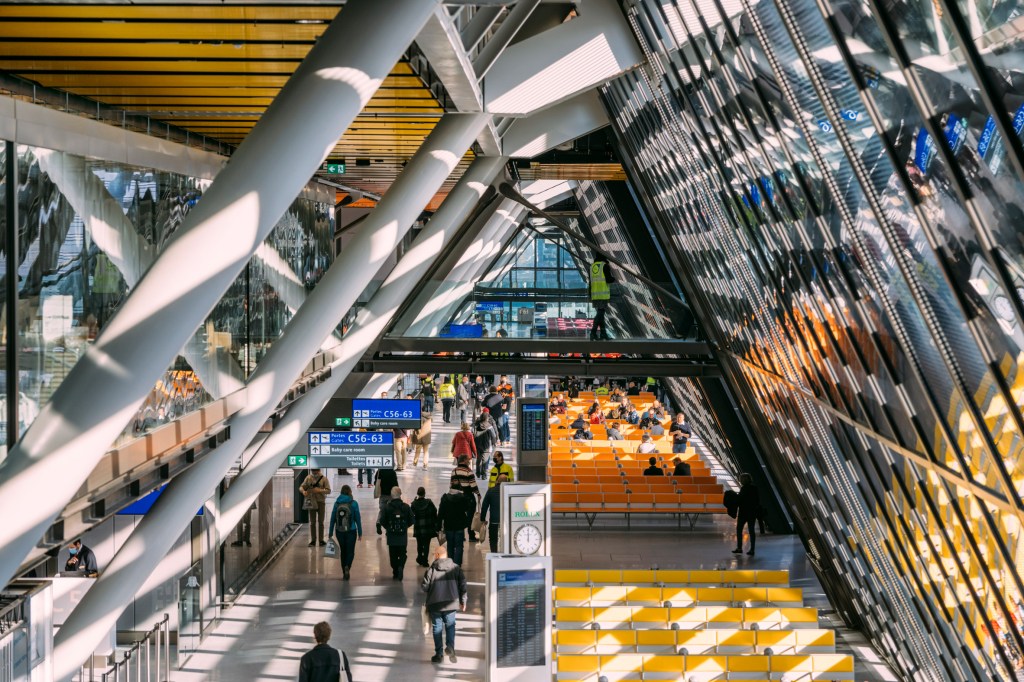 aile-est-geneva-airport-terminal-rogers-stirk-harbour-partners_dezeen_2364_col_0 aeroporto; terminal suíça; policromático; Rogers Stirk Harbour + Partners