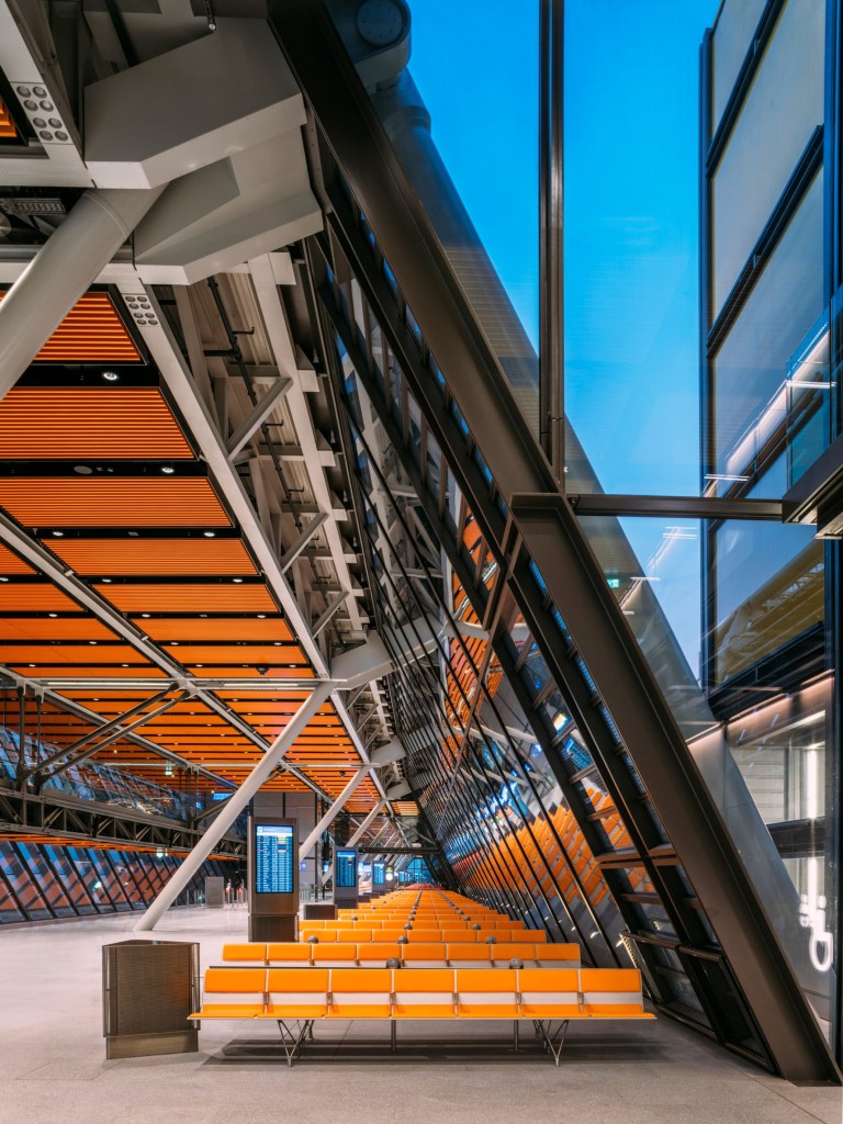aile-est-geneva-airport-terminal-rogers-stirk-harbour-partners_dezeen_2364_col_3-scaled aeroporto; terminal suíça; policromático; Rogers Stirk Harbour + Partners