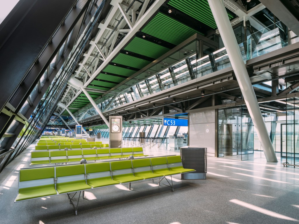 aeroporto; terminal suíça; policromático; Rogers Stirk Harbour + Partners