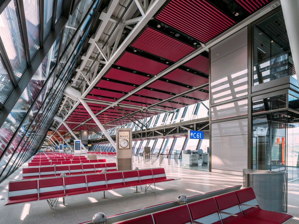 aile-est-geneva-airport-terminal-rogers-stirk-harbour-partners_dezeen_2364_col_7 aeroporto; terminal suíça; policromático; Rogers Stirk Harbour + Partners