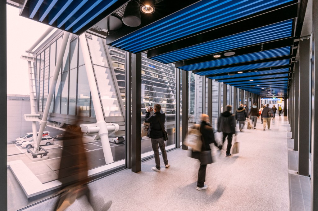 aile-est-geneva-airport-terminal-rogers-stirk-harbour-partners_dezeen_2364_col_9 aeroporto; terminal suíça; policromático; Rogers Stirk Harbour + Partners