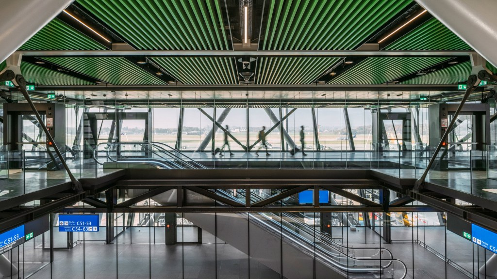 aile-est-geneva-airport-terminal-rogers-stirk-harbour-partners_dezeen_2364_hero2 aeroporto; terminal suíça; policromático; Rogers Stirk Harbour + Partners