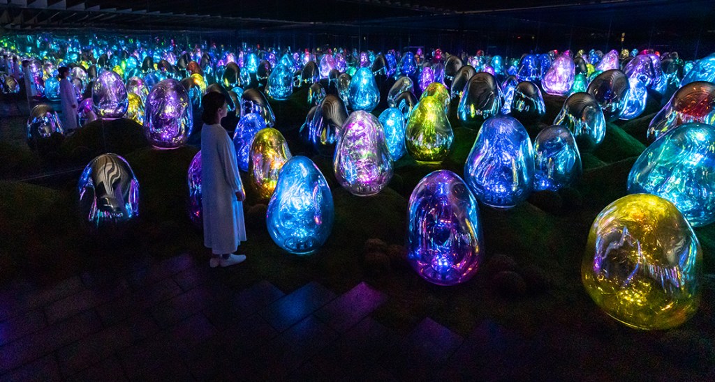 foto 3 -Oct-Nov-02-DT_NouveauxLuxes__1120x600_image003 teamLab, Resonating Microcosms of Life - Solidified Light Color © teamLab, courtesy Pace Gallery Maison et Objet 2022