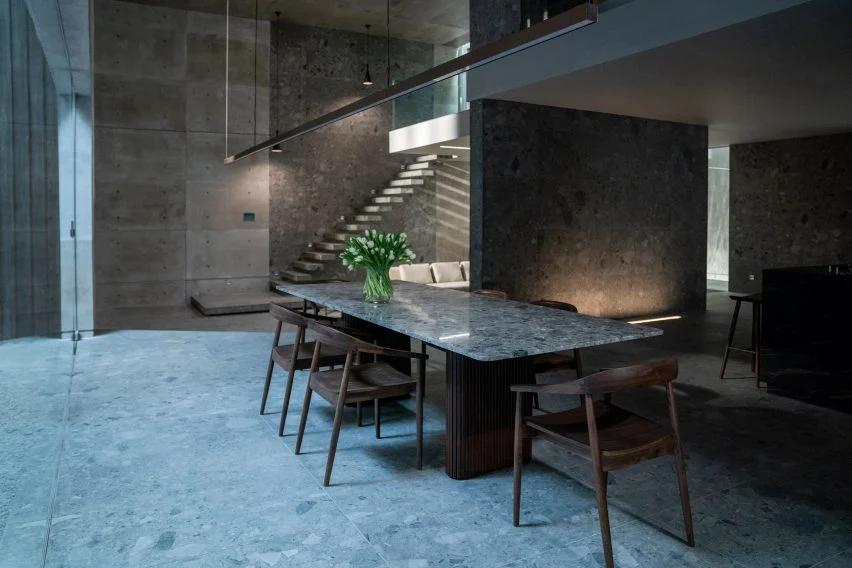 girl-before-production-designer-tv-series-interview_dezeen_2364_col_13-852×568 casa; cenário; série; arquitetura; decoração
