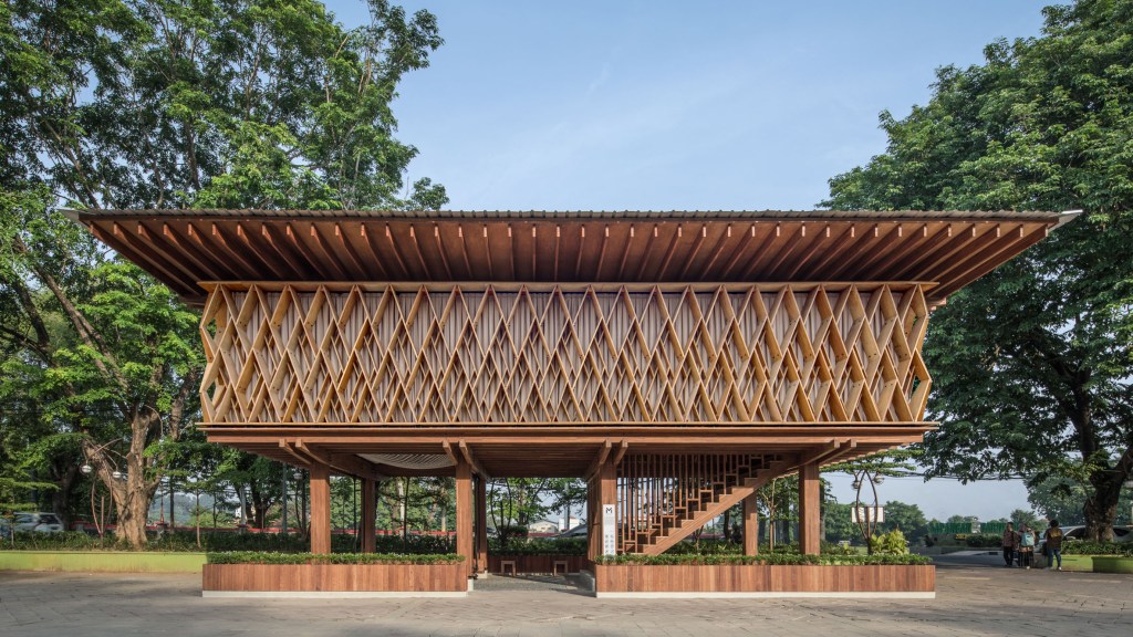 shau-microlibrary-warak-kayu-semarang-indonesia_dezeen_2364_hero_a microbiblioteca; madeira; sustentabilidade; indonésia