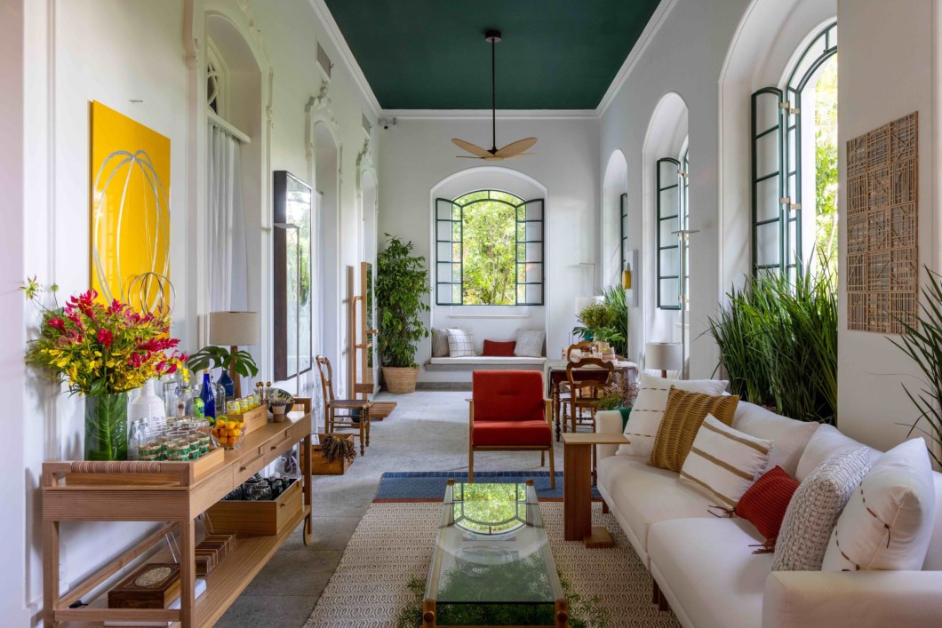 Adriana Valle e Patricia Carvalho - Jardim de Inverno. Um estar destinado aos encontros, com diferentes cenas para momentos diversos: a mesa para uma refeição a dois, a sala para reunir os amigos, e um cantinho de trabalho. A iluminação é toda indireta para ser usada especialmente à noite, já que durante o dia o ambiente é banhado por luz natural e cercado pelo verde das jardineiras criadas nas janelas. O mobiliário, em freijó, foi desenhado pela dupla de profissionais, que apostou numa paleta com tons como terracota, azul e verde. Adriana Valle e Patricia Carvalho - Jardim de Inverno. Um estar destinado aos encontros, com diferentes cenas para momentos diversos: a mesa para uma refeição a dois, a sala para reunir os amigos, e um cantinho de trabalho. A iluminação é toda indireta para ser usada especialmente à noite, já que durante o dia o ambiente é banhado por luz natural e cercado pelo verde das jardineiras criadas nas janelas. O mobiliário, em freijó, foi desenhado pela dupla de profissionais, que apostou numa paleta com tons como terracota, azul e verde.