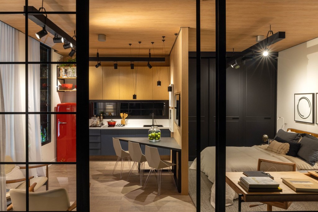 Studio impressiona pelo mobiliário prático e décor em tons neutros