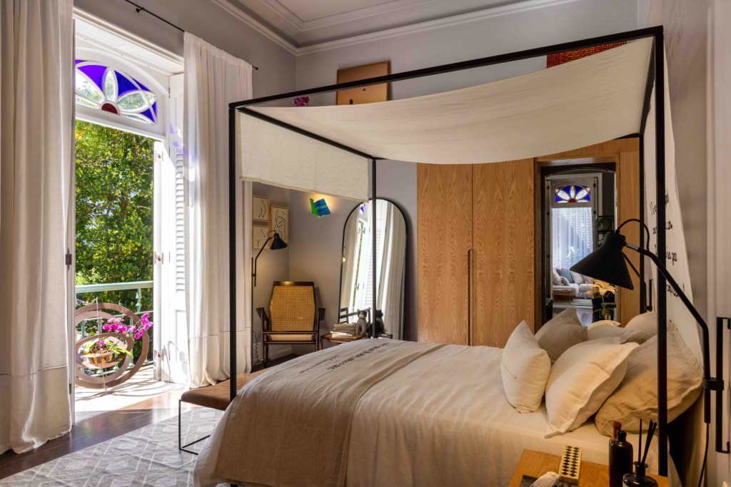 Quarto Drummond, por Lucilla Pessoa de Queiroz e Renata Caiafa. Ambiente da CASACOR Rio de Janeiro 2022. Quarto Drummond, por Lucilla Pessoa de Queiroz e Renata Caiafa. Ambiente da CASACOR Rio de Janeiro 2022.