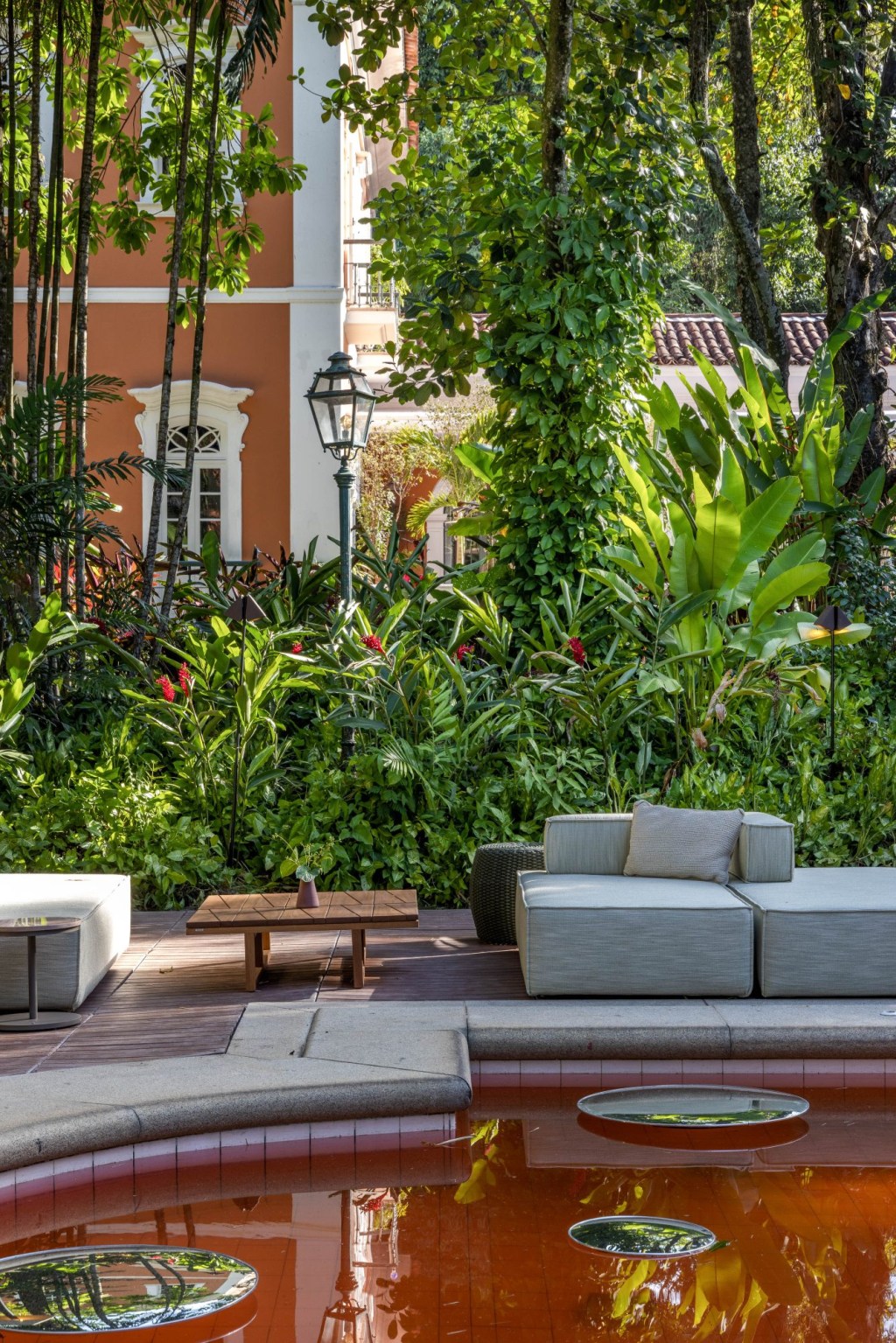 Jardim do BamˈBo͞o Bar, por Maira Ferreira e Kaio Duarte Silva. Ambiente da CASACOR Rio de Janeiro 2022. Jardim do BamˈBo͞o Bar, por Maira Ferreira e Kaio Duarte Silva. Ambiente da CASACOR Rio de Janeiro 2022.