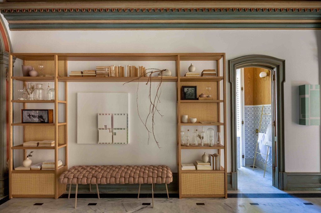 Hall e Lavabo, por Manuela Santos e Paula Scholte – CASACOR Rio 2022 Corredores: 4 formas simples de valorizar o espaço através da decoração