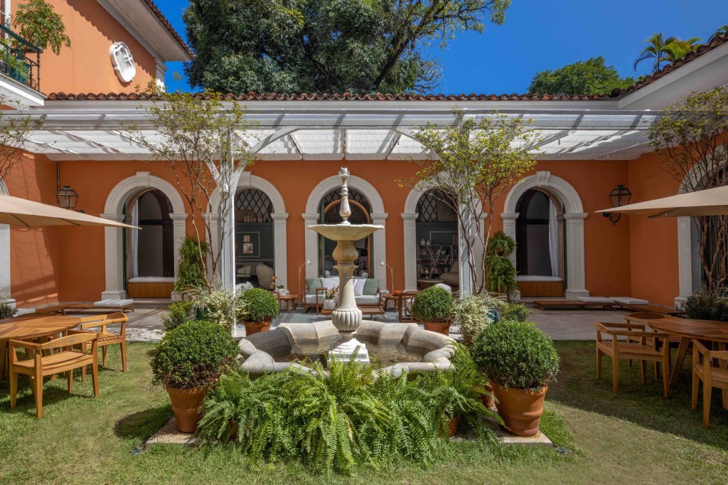 Pátio da Fonte Gafisa, por Paola Ribeiro – CASACOR Rio 2022 Pátio da Fonte Gafisa, por Paola Ribeiro. Ambiente da CASACOR Rio de Janeiro 2022.