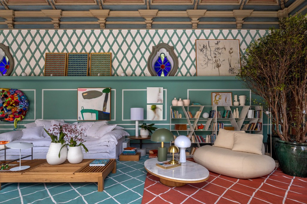 Living da Fonte, por Paola Ribeiro – CASACOR Rio 2022 Living da Fonte, por Paola Ribeiro. Ambiente da CASACOR Rio de Janeiro 2022.