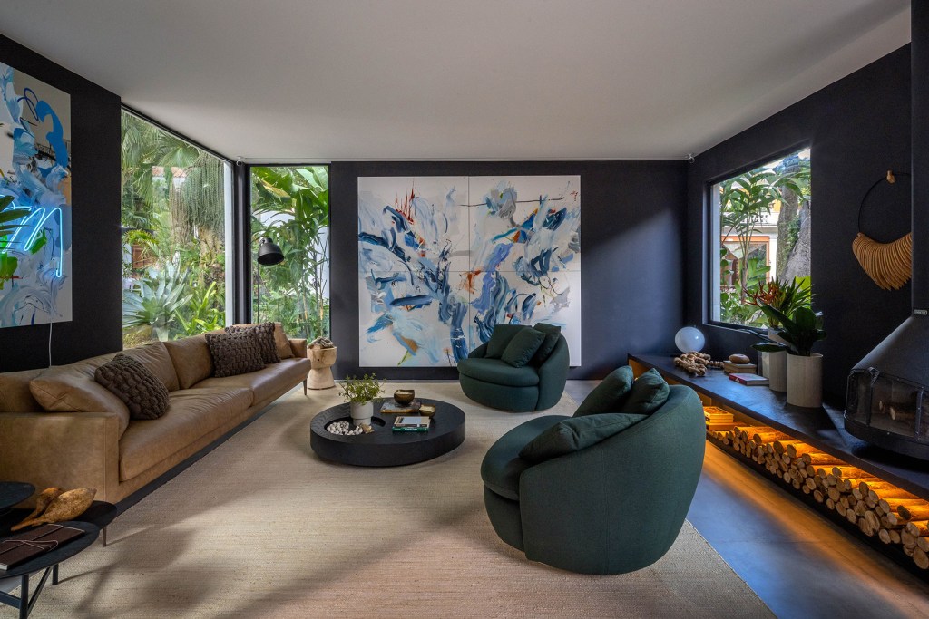 Estúdio se destaca pelo mobiliário de design orgânico e iluminação sutil