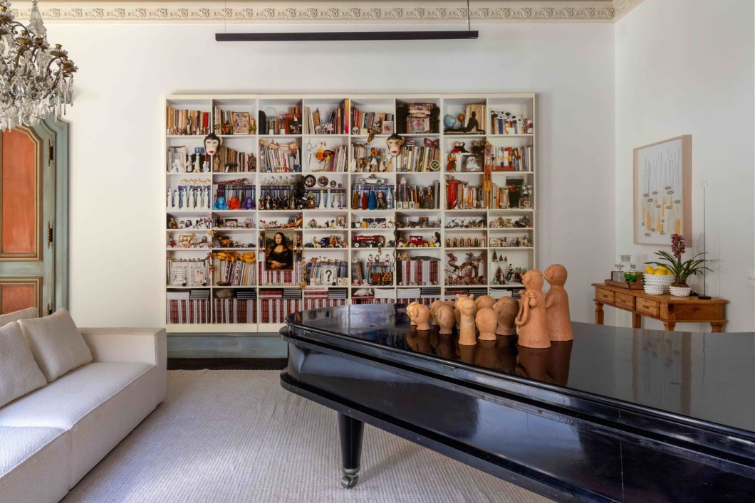 Tiago Freire - Sala Da Música. Da imponência original à brasilidade. A Sala Da Música é um ambiente atemporal que celebra o que temos de belo – a começar pela obra Biblioteca, de Nelson Leirner, que pela primeira vez aparece em mostra de decoração, em uma homenagem ao artista que faria 90 anos em 2022. Estão lá ainda elementos arquitetônicos como o muxarabi, que cobre o teto trazendo ainda mais destaque ao lustre de baccarat original do espaço; e peças de mobiliário assinadas por importantes nomes do design nacional. Tiago Freire - Sala Da Música. Da imponência original à brasilidade. A Sala Da Música é um ambiente atemporal que celebra o que temos de belo – a começar pela obra Biblioteca, de Nelson Leirner, que pela primeira vez aparece em mostra de decoração, em uma homenagem ao artista que faria 90 anos em 2022. Estão lá ainda elementos arquitetônicos como o muxarabi, que cobre o teto trazendo ainda mais destaque ao lustre de baccarat original do espaço; e peças de mobiliário assinadas por importantes nomes do design nacional.