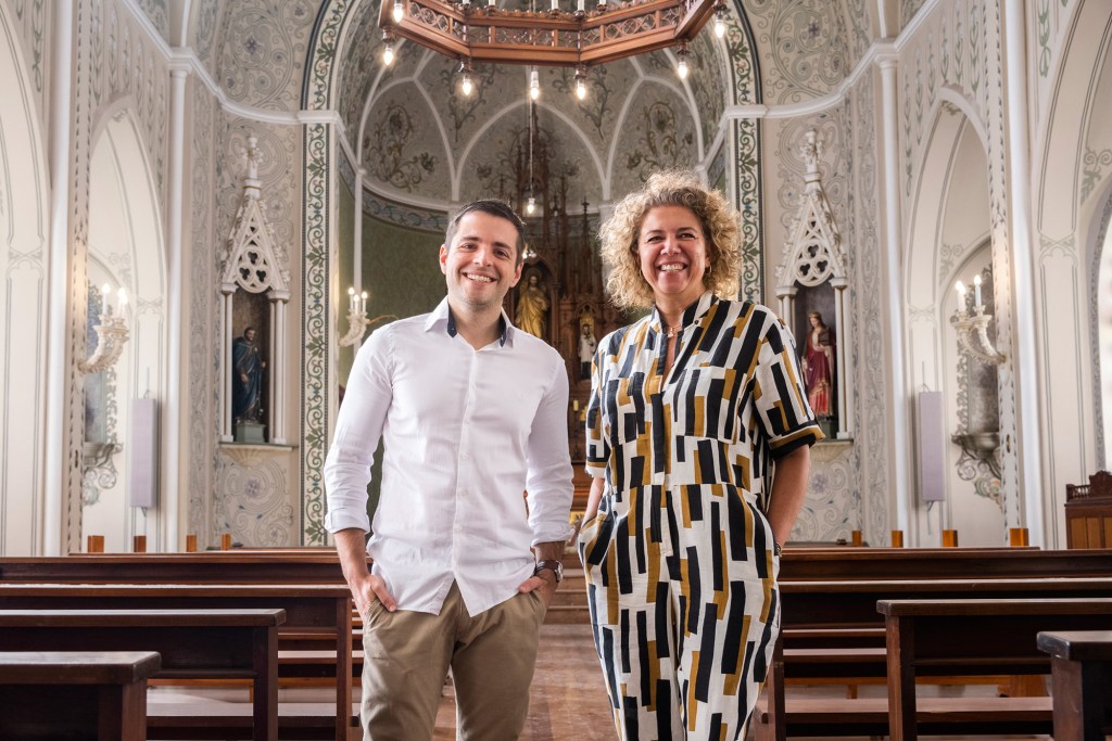 Visita-Guiada-Pia-Chaves-Barcellos-CASACOR-Rio-Grande-do-Sul-2022-Lucas-Volpatto-e-Simone-Prochnow_CRÉDITO_LUCIANO_MOTA- Lucas Volpatto e Simone Prochnow Visita Guiada na Sede da CASACOR Rio Grande do Sul 2022. Profissionais Elenco Arquitetos