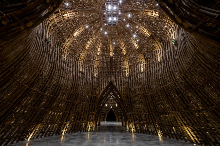 Edifício sustentável feito de bambu no vietnã