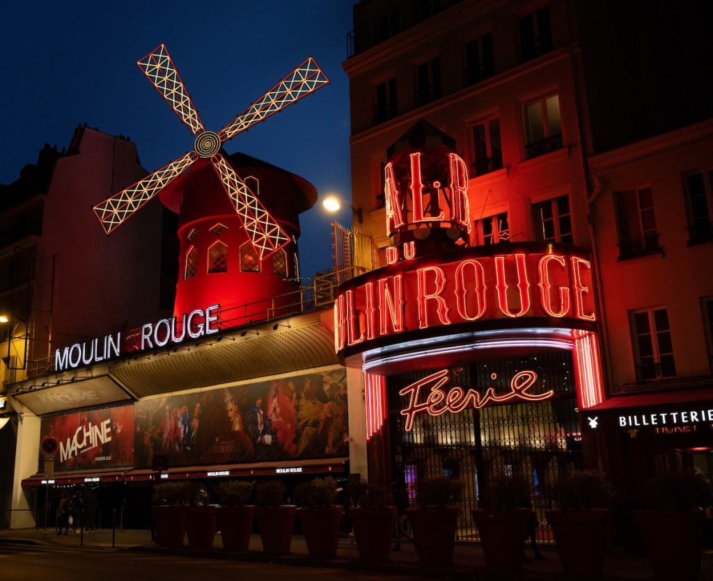 Icônico moinho do Moulin Rouge Icônico moinho do Moulin Rouge abre estadia para quarto secreto no Airbnb