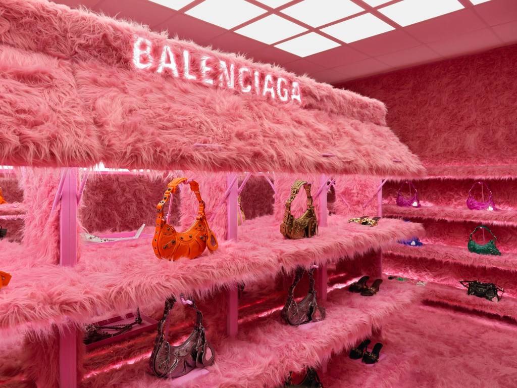 balenciaga-la-cagole-pop-up-retail-interiors-london_dezeen_2364_col_5-1 Loja Balenciaga Londres coberta com pelo cor-de-rosa