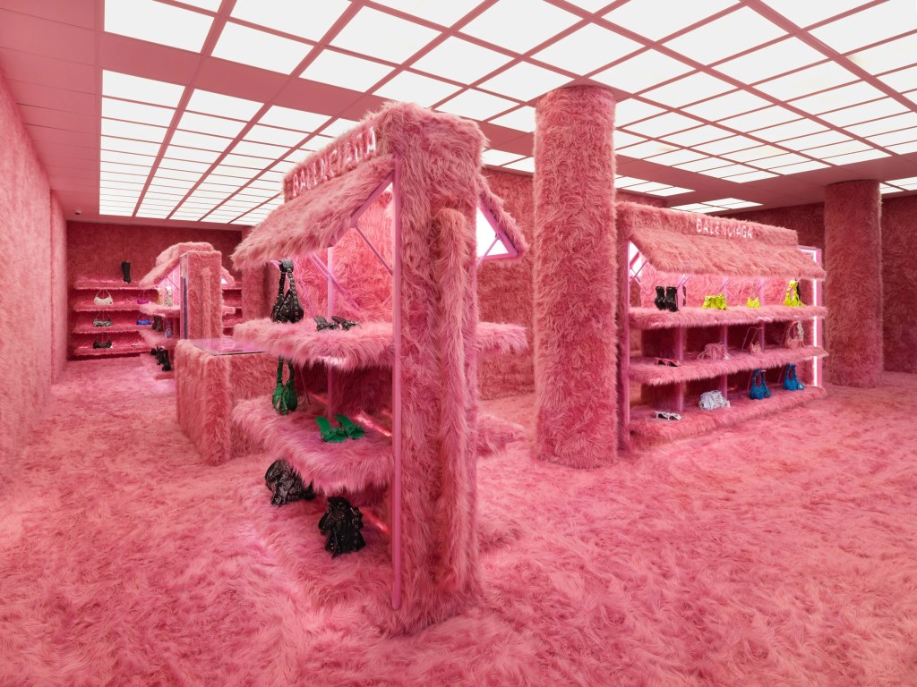 balenciaga-la-cagole-pop-up-retail-interiors-london_dezeen_2364_col_6-1 Loja Balenciaga Londres coberta com pelo cor-de-rosa