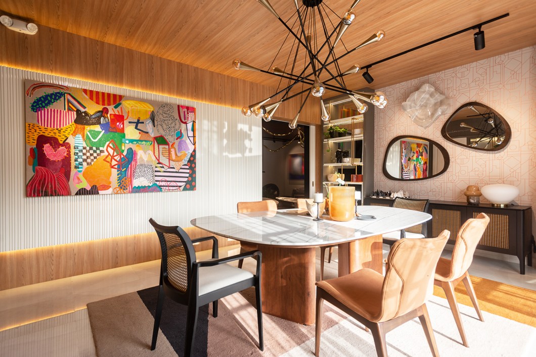 Priscilla Bandy - Comedor. Neste projeto, sente-se um movimento no espaço, onde a luz entra, salta e se espalha por todo o ambiente, criando assim uma sala de jantar espaçosa e vibrante. As formas geométricas representam esse dinamismo e se fundem com as formas orgânicas, gerando um contraste interessante no espaço. Os tons quentes de laranja em conjunto com a madeira criam uma sensação de aconchego no ambiente, enquanto a pedra natural é complementada por esta enriquecedora mistura de materiais. O designer queria que a alma do espaço fosse sentida. Priscilla Bandy - Comedor. Neste projeto, sente-se um movimento no espaço, onde a luz entra, salta e se espalha por todo o ambiente, criando assim uma sala de jantar espaçosa e vibrante. As formas geométricas representam esse dinamismo e se fundem com as formas orgânicas, gerando um contraste interessante no espaço. Os tons quentes de laranja em conjunto com a madeira criam uma sensação de aconchego no ambiente, enquanto a pedra natural é complementada por esta enriquecedora mistura de materiais. O designer queria que a alma do espaço fosse sentida.