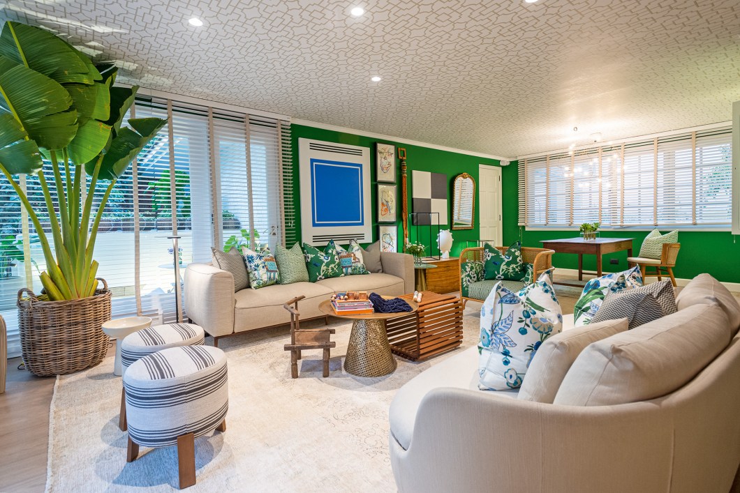 Jessie D’Angelo - Le Cottage. Esta pequena cabana é um retiro de férias que abriga uma família de quatro pessoas de frente para o lago; procuram tranquilidade e calma nos dias de descanso fora da cidade. Uma paleta de cores em tons de azul, verde e neutros nos reconecta cercados pela natureza. Materiais como madeira pintada, papéis de parede nos tetos e paredes, as texturas dos tecidos e as cores criam uma sensação de bem-estar e tranquilidade dentro dos três ambientes. Este refúgio reflecte momentos alegres vividos em família com os nossos pais, o riso e a cumplicidade entre irmãos, memórias que ligam o coração à infância, que nos dão um sentimento de pertença. Jessie D’Angelo - Le Cottage. Esta pequena cabana é um retiro de férias que abriga uma família de quatro pessoas de frente para o lago; procuram tranquilidade e calma nos dias de descanso fora da cidade. Uma paleta de cores em tons de azul, verde e neutros nos reconecta cercados pela natureza. Materiais como madeira pintada, papéis de parede nos tetos e paredes, as texturas dos tecidos e as cores criam uma sensação de bem-estar e tranquilidade dentro dos três ambientes. Este refúgio reflecte momentos alegres vividos em família com os nossos pais, o riso e a cumplicidade entre irmãos, memórias que ligam o coração à infância, que nos dão um sentimento de pertença.