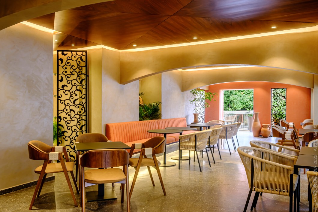 Dois estúdios de arquitetura se uniram para projetar e administrar um restaurante. Este espaço está distribuído em dois níveis compostos por três salas: uma interna, o terraço aberto no piso superior e um bar no piso térreo, mesmo à beira da piscina. Estes locais são inspirados nas costas do Mediterrâneo, onde as texturas de pedra e madeira são combinadas com tons de areia e terracota. No entanto, os profissionais queriam dar um ar de idiossincrasia local, adicionando cerâmica Santa Cruz à decoração. Dois estúdios de arquitetura se uniram para projetar e administrar um restaurante. Este espaço está distribuído em dois níveis compostos por três salas: uma interna, o terraço aberto no piso superior e um bar no piso térreo, mesmo à beira da piscina. Estes locais são inspirados nas costas do Mediterrâneo, onde as texturas de pedra e madeira são combinadas com tons de areia e terracota. No entanto, os profissionais queriam dar um ar de idiossincrasia local, adicionando cerâmica Santa Cruz à decoração.