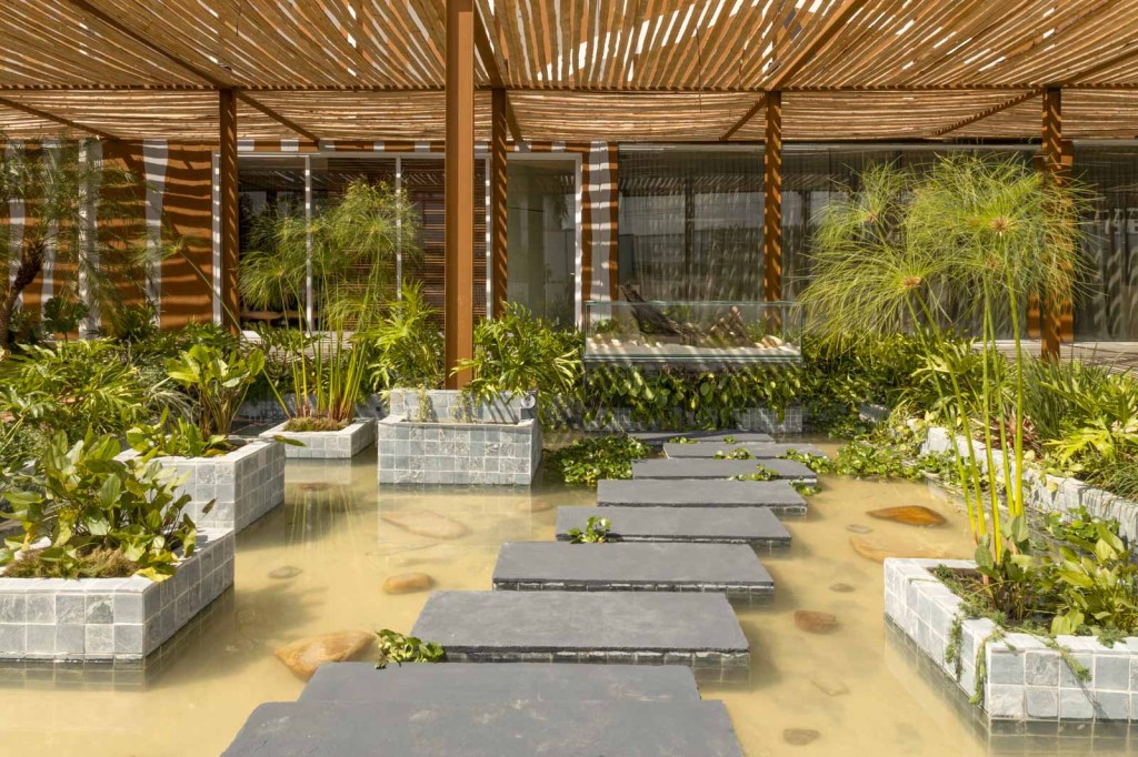 Praça Externa, por Shoraya Canêdo. Ambiente da CASACOR Goiás 2022. Praça Externa, por Shoraya Canêdo. Ambiente da CASACOR Goiás 2022.