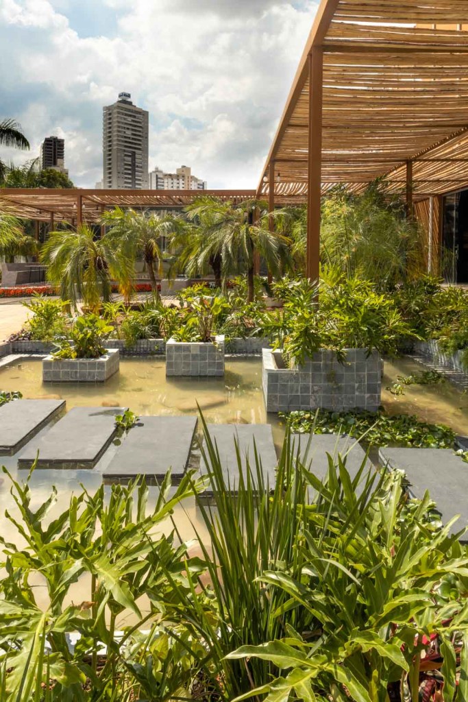 Praça Externa, por Shoraya Canêdo. Ambiente da CASACOR Goiás 2022. Praça Externa, por Shoraya Canêdo. Ambiente da CASACOR Goiás 2022.