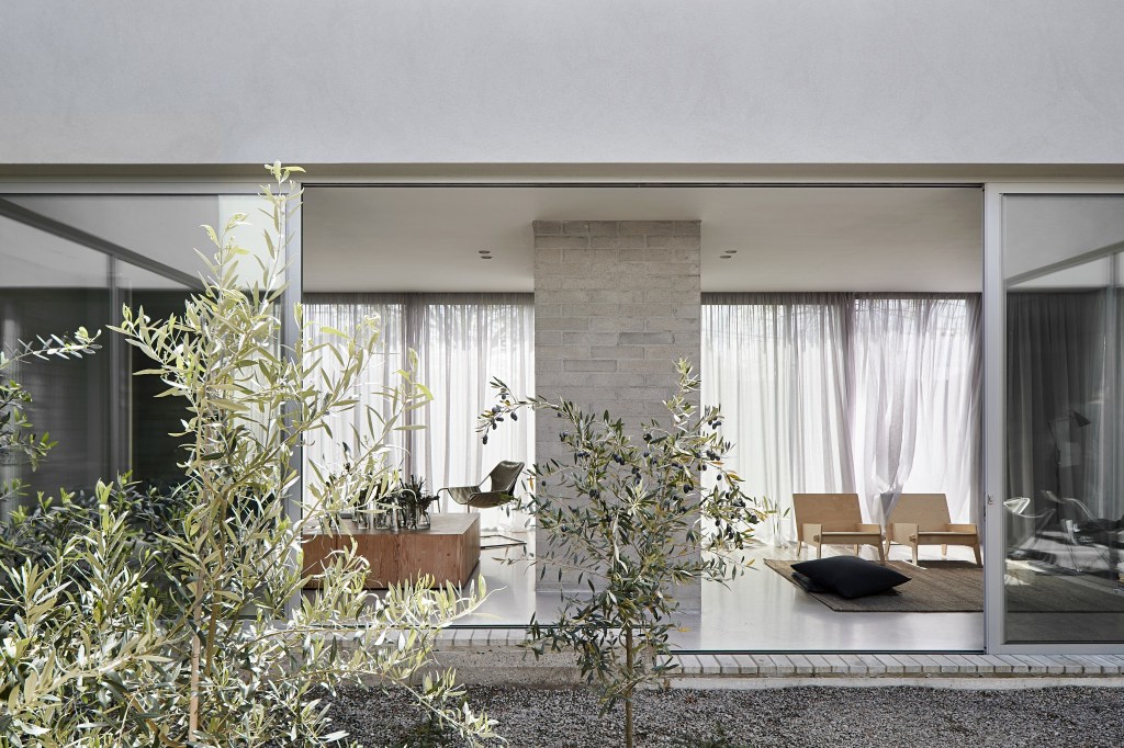5pMuQKlDFOMKV8pXJJgnoWv5qszF6K1kAJ05afZN_Z33nsize_2048 Ruxton Rise Residence, Austrália, por Studio Four.