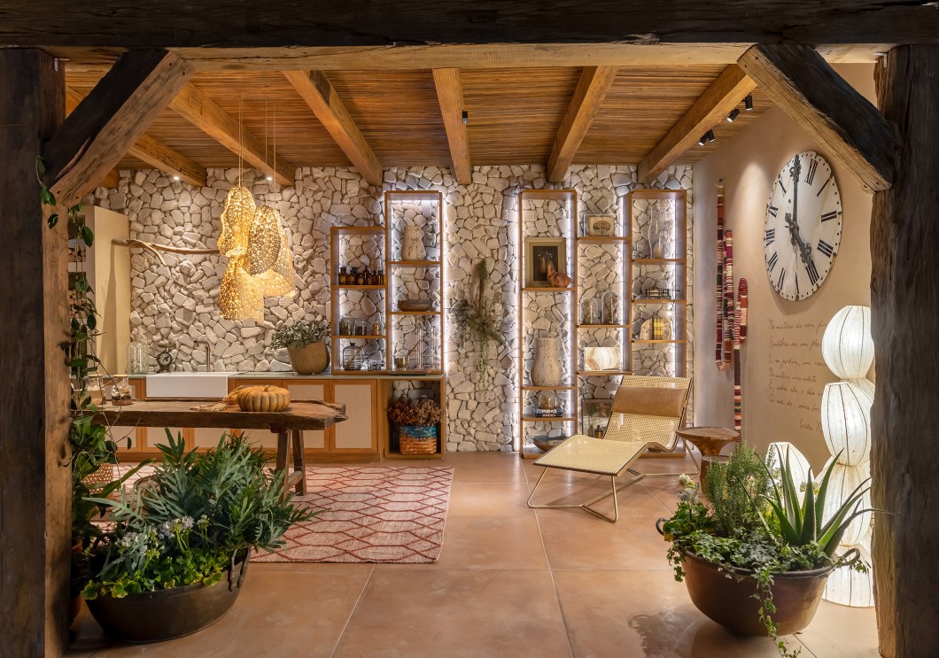 Helô Marques - Carandá. O ateliê botânico de 72 m², criado pela arquiteta Helô Marques, foi inspirado numa fase de sua vida, no começo da pandemia. "Mudei completamente de estilo de vida e me recolhi durante seis meses numa fazenda com meu marido e filhos", diz. Nessa experiência, ela assimilou a simplicidade do campo e decidiu aplicar em seu ambiente o conceito de estufa para criar um visual baseado em elementos telúricos. Entre eles, terra e mármore bruto nas paredes. Madeira de demolição, folhagens, flores, temperos e aromas completam o cenário e remetem ao ideal de vida plena. Helô Marques - Carandá. O ateliê botânico de 72 m², criado pela arquiteta Helô Marques, foi inspirado numa fase de sua vida, no começo da pandemia. "Mudei completamente de estilo de vida e me recolhi durante seis meses numa fazenda com meu marido e filhos", diz. Nessa experiência, ela assimilou a simplicidade do campo e decidiu aplicar em seu ambiente o conceito de estufa para criar um visual baseado em elementos telúricos. Entre eles, terra e mármore bruto nas paredes. Madeira de demolição, folhagens, flores, temperos e aromas completam o cenário e remetem ao ideal de vida plena.