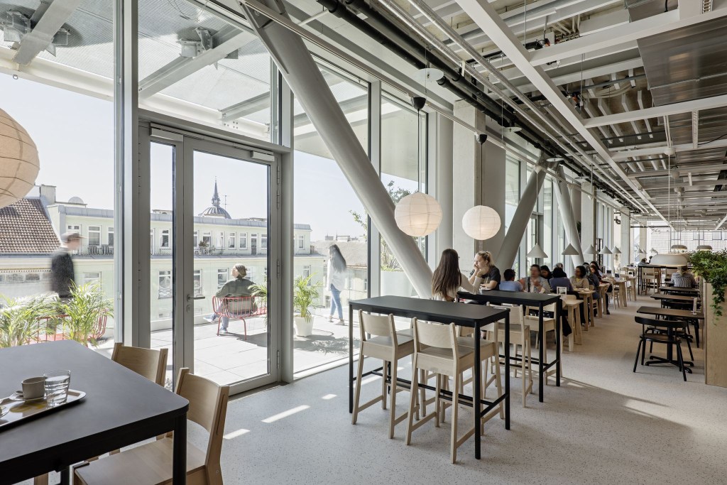 IKEA-querkraft-i2695_2704-_c_hertha_hurnaus-querkraft loja da IKEA no centro da cidade de Vienna, na Áustria, projetada pelo estúdio Querkraft Architekten.