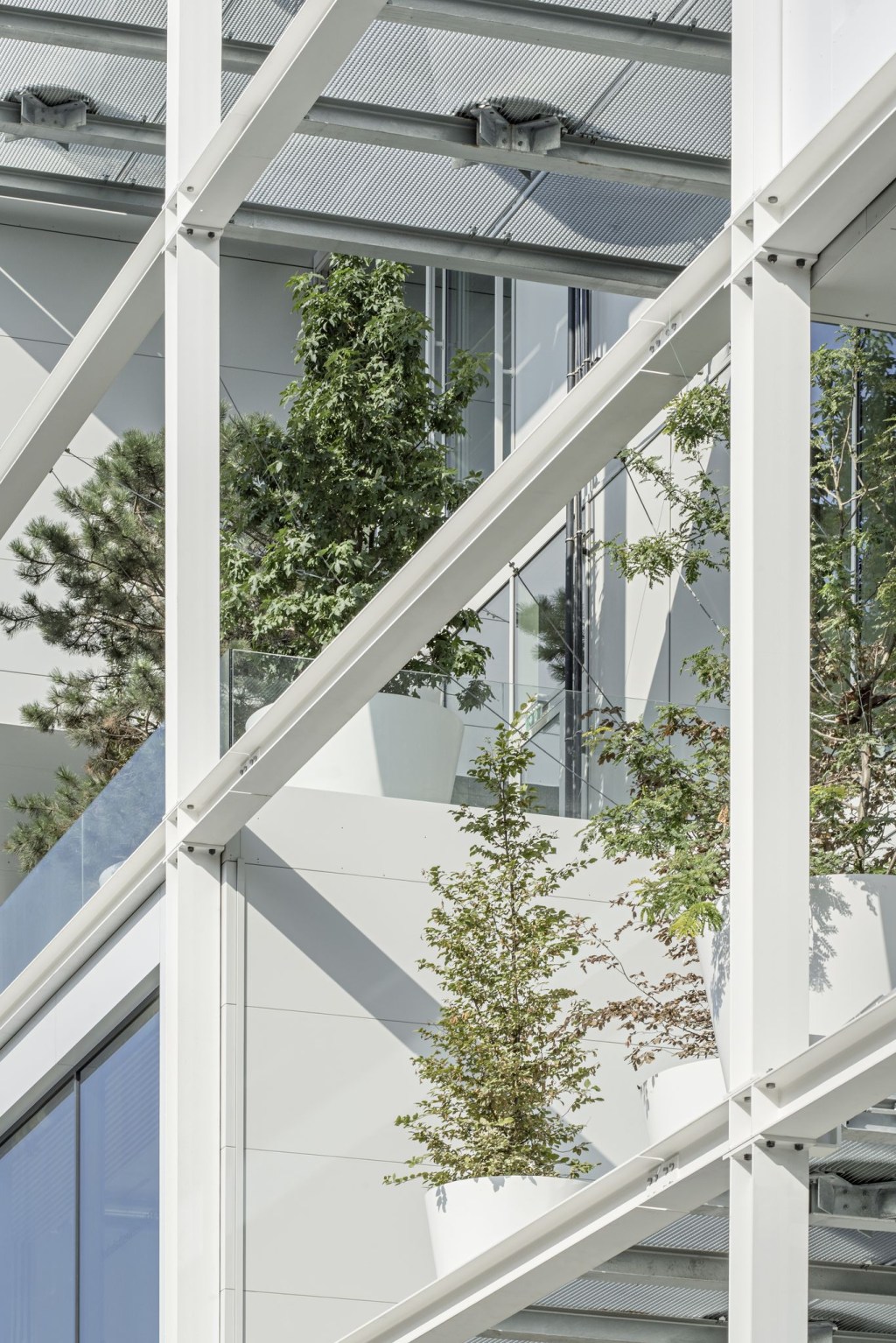 IKEA-querkraft-o1711-_c_hertha_hurnaus-querkraft loja da IKEA no centro da cidade de Vienna, na Áustria, projetada pelo estúdio Querkraft Architekten.