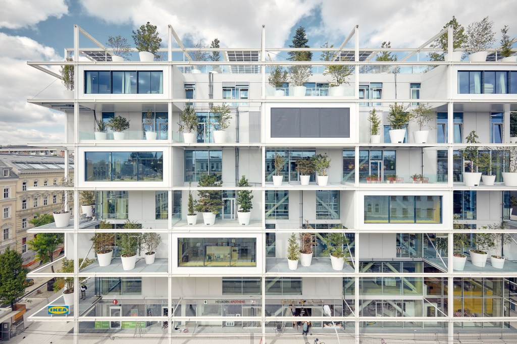 IKEA-querkraft-o1825-_c_christina_heausler-querkraft_01 loja da IKEA no centro da cidade de Vienna, na Áustria, projetada pelo estúdio Querkraft Architekten.