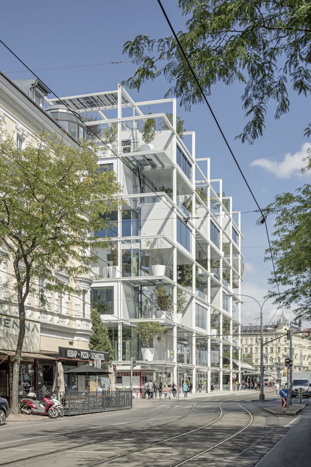 IKEA-querkraft-o2180-_c_hertha_hurnaus-querkraft loja da IKEA no centro da cidade de Vienna, na Áustria, projetada pelo estúdio Querkraft Architekten.