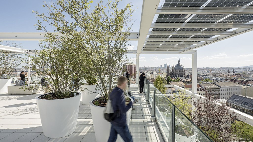 IKEA-querkraft-o3312-_c_hertha_hurnaus-querkraft_01 loja da IKEA no centro da cidade de Vienna, na Áustria, projetada pelo estúdio Querkraft Architekten.