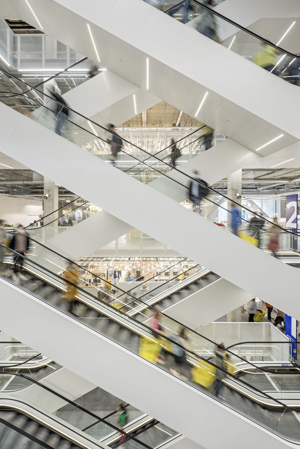 IKEA_DSC1003_exp_A4-_c__hertha_hurnaus-querkraft loja da IKEA no centro da cidade de Vienna, na Áustria, projetada pelo estúdio Querkraft Architekten.