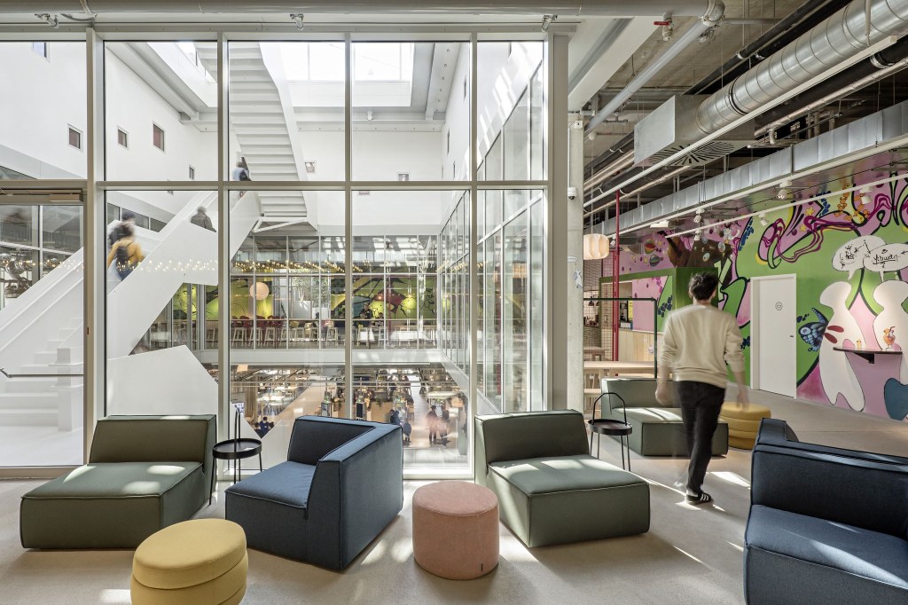 IKEA_DSC1835_exp_A4-_c__hertha_hurnaus-querkraft loja da IKEA no centro da cidade de Vienna, na Áustria, projetada pelo estúdio Querkraft Architekten.