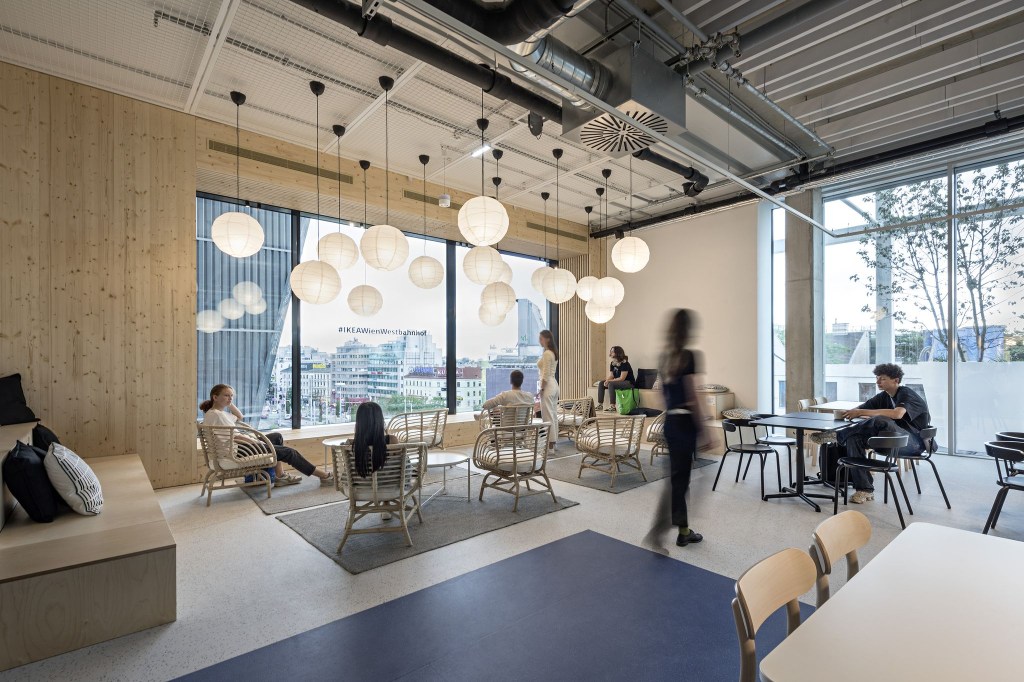 IKEA_DSC9723_exp_A4-_c__hertha_hurnaus-querkraft loja da IKEA no centro da cidade de Vienna, na Áustria, projetada pelo estúdio Querkraft Architekten.