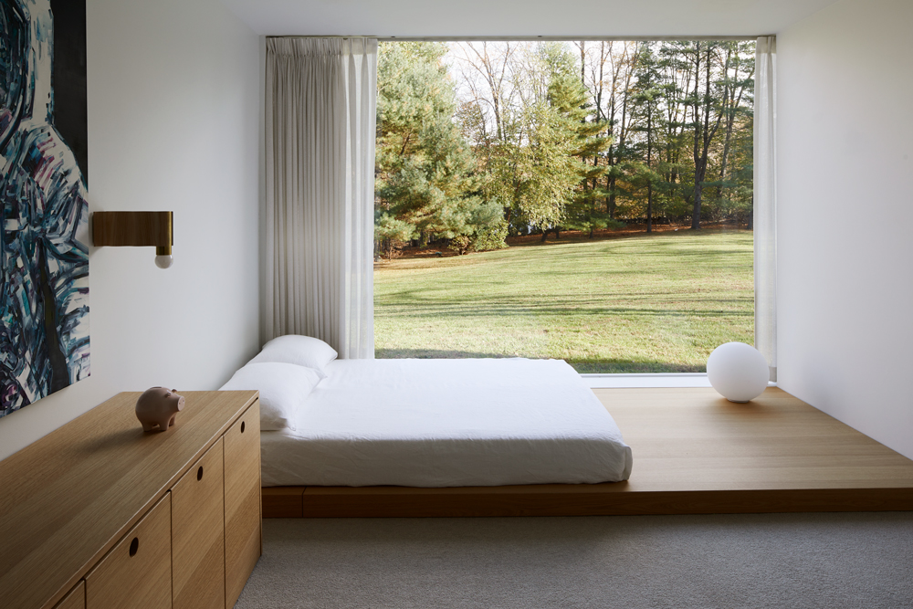 Magdalena-Keck-Hudson-Valley-Glass-House-Daughters-Room-2 Décor eclético e minimalista ganha protagonismo nesta casa rodeada de vidro