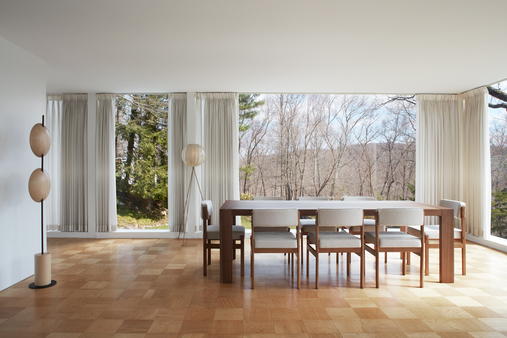 Magdalena-Keck-Hudson-Valley-Glass-House-Dining-Area Décor eclético e minimalista ganha protagonismo nesta casa rodeada de vidro