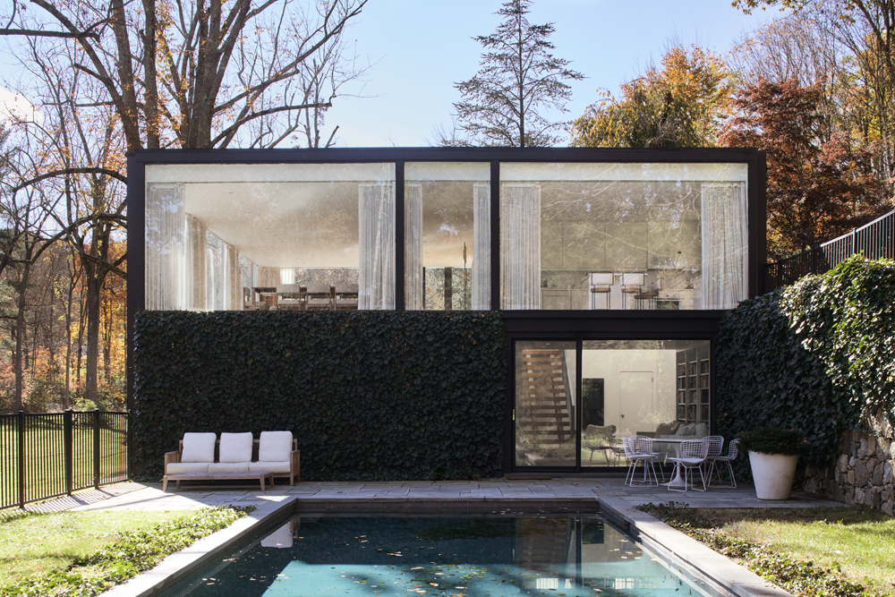 Magdalena-Keck-Hudson-Valley-Glass-House-Exterior-Elevation-Pool-facing Décor eclético e minimalista ganha protagonismo nesta casa rodeada de vidro