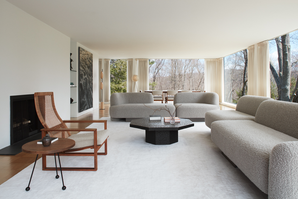 Magdalena-Keck-Hudson-Valley-Glass-House-Living-Room Décor eclético e minimalista ganha protagonismo nesta casa rodeada de vidro