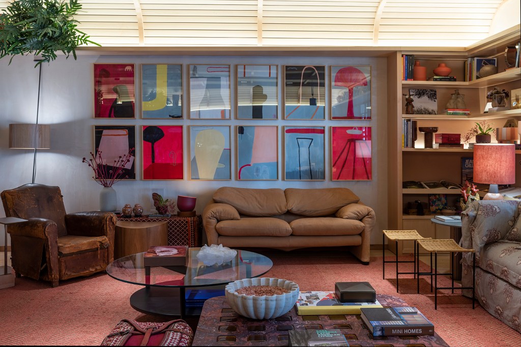 Marina Linhares – Um jeito novo do mesmo jeito marina linhares um jeito novo mesmo jeito casacor sp 2022 sala sofa quadro mesa tapete