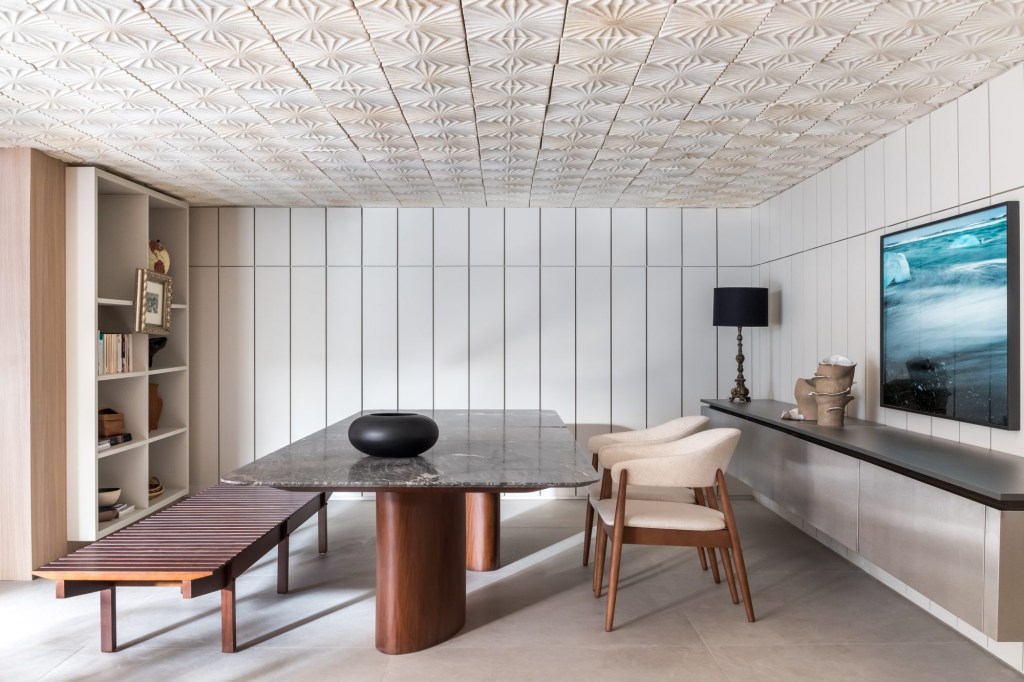 Studio Architetonika – Clube de Gourmets Evviva – foto macarios (2) Clube de Gourmets Evviva, por Studio Architetonika Nomad. Ambiente da CASACOR Paraná 2022.