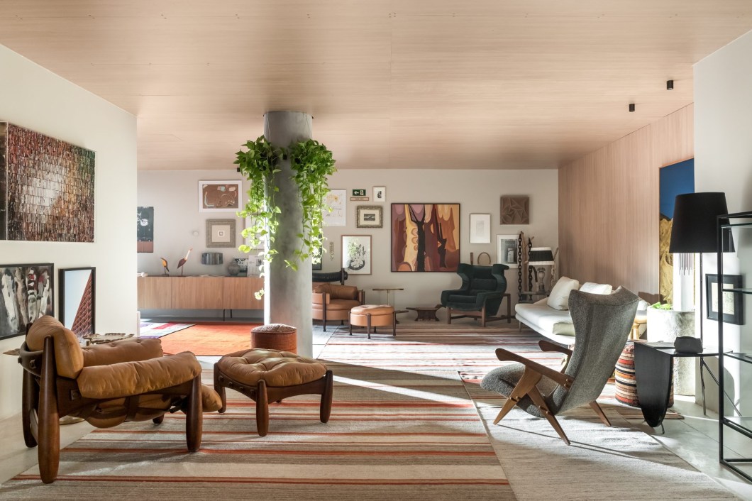 Studio Architetonika Nomad - Clube de Gourmets Evviva. Para celebrar o retorno dos encontros, Ary Polis Jacobs e Celebrar o retorno dos encontros! Um projeto democrático que privilegia o convívio e o cultivo de bons momentos entre amigos e família, num ambiente dedicado à arte, cultura e gastronomia. Com proposta intimista o projeto vai se desvelando em vários ambientes que convidam o visitante a desfrutar de bons momentos. Em seus 320m², propõem uma ambientação setorizada que se descortina através de um grande hall que leva a outros confortáveis e versáteis ambientes, incluindo um American Bar, com drinks clássicos e autorais, lounges internos e externo com lareiras e cozinha show. Tudo pensado para que as pessoas se sintam a vontade e queiram ficar e experimentar o espaço. Studio Architetonika Nomad - Clube de Gourmets Evviva. Para celebrar o retorno dos encontros, Ary Polis Jacobs e Celebrar o retorno dos encontros! Um projeto democrático que privilegia o convívio e o cultivo de bons momentos entre amigos e família, num ambiente dedicado à arte, cultura e gastronomia. Com proposta intimista o projeto vai se desvelando em vários ambientes que convidam o visitante a desfrutar de bons momentos. Em seus 320m², propõem uma ambientação setorizada que se descortina através de um grande hall que leva a outros confortáveis e versáteis ambientes, incluindo um American Bar, com drinks clássicos e autorais, lounges internos e externo com lareiras e cozinha show. Tudo pensado para que as pessoas se sintam a vontade e queiram ficar e experimentar o espaço.