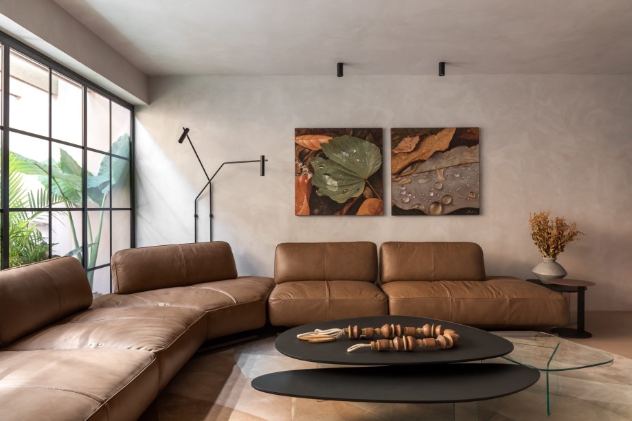 Alessandra Gandolfi - Loft Soul Natuzzi. Um loft open space que valoriza, através dos móveis da Natuzzi, os espaços que realmente utilizamos. Um momento para pensarmos nos nossos hábitos e do que precisamos. Um lugar para reunir as pessoas, beber um vinho, relaxar, tomar um bom banho ou meditar. Momentos que nos alimentam a alma e nos deixam felizes. Um ambiente projetado para priorizar o bem estar físico, mental e espiritual, juntamente com equilíbrio e conforto dos usuários.