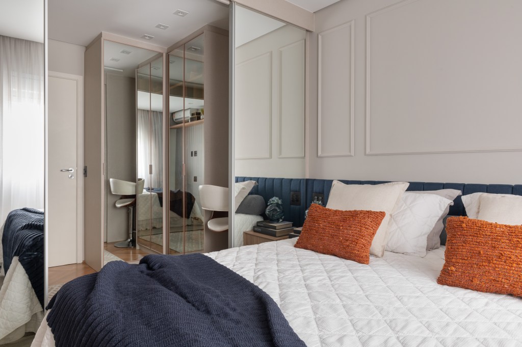 apto EeM-2 NOSSA Casa Arquitetura | Apê de 130 m² aposta na marcenaria para um layout amplo e funcional