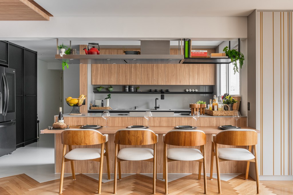 apto EeM-20 Apê de 130 m² aposta na marcenaria para um layout amplo e funcional