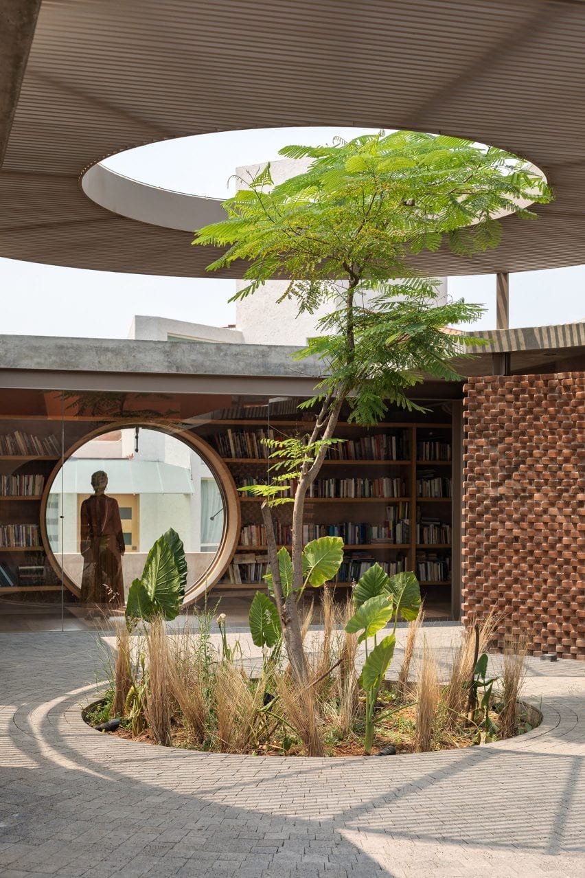 casa-uc-daniela-bucio-sistos-mexico-architecture-house-residential-courtyard-_dezeen_1704_col_4-852×1278 Casa UC, México, por Daniela Bucio Sistos.