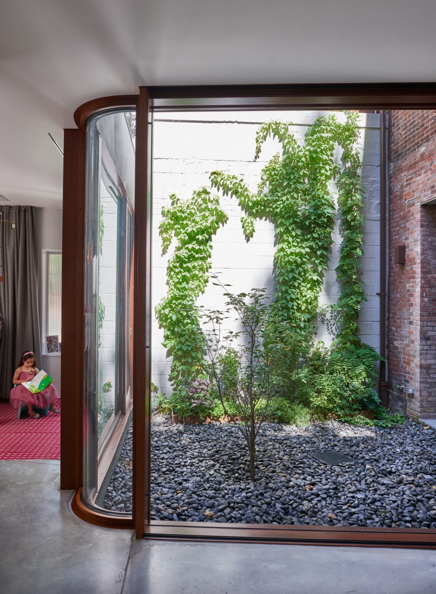 clinton-hill-courtyard-house-o-neill-mc-voy-architects-architecture-residential-usa_dezeen_2364_col_4-852×1161 Clinton Hill Courtyard House, EUA, por O'Neill McVoy Architects.
